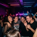Jóvenes disfrutando de la fiesta en una discoteca latina en Barcelona