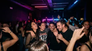 Blog 15 Jóvenes disfrutando de la fiesta en una discoteca latina en Barcelona